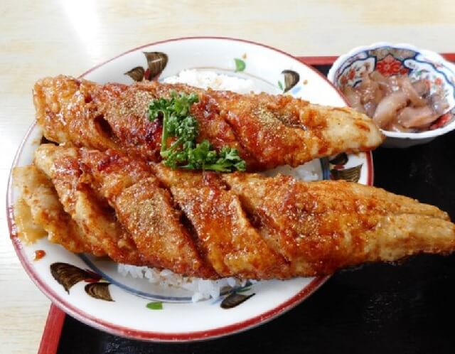 青塚食堂（北海道小樽市）の花魚丼