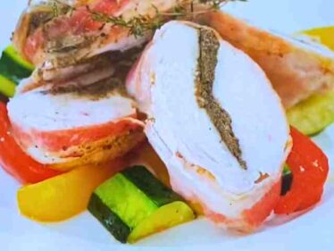 【沸騰ワード】鶏むね肉のベーコン巻きタプナードソースのレシピ 志麻さんコストコアレンジ2025年7月18日 6 torimunebacon